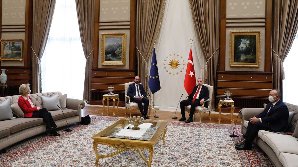 ΕΕ-Τουρκία: Η διπλωματία της… καρέκλας